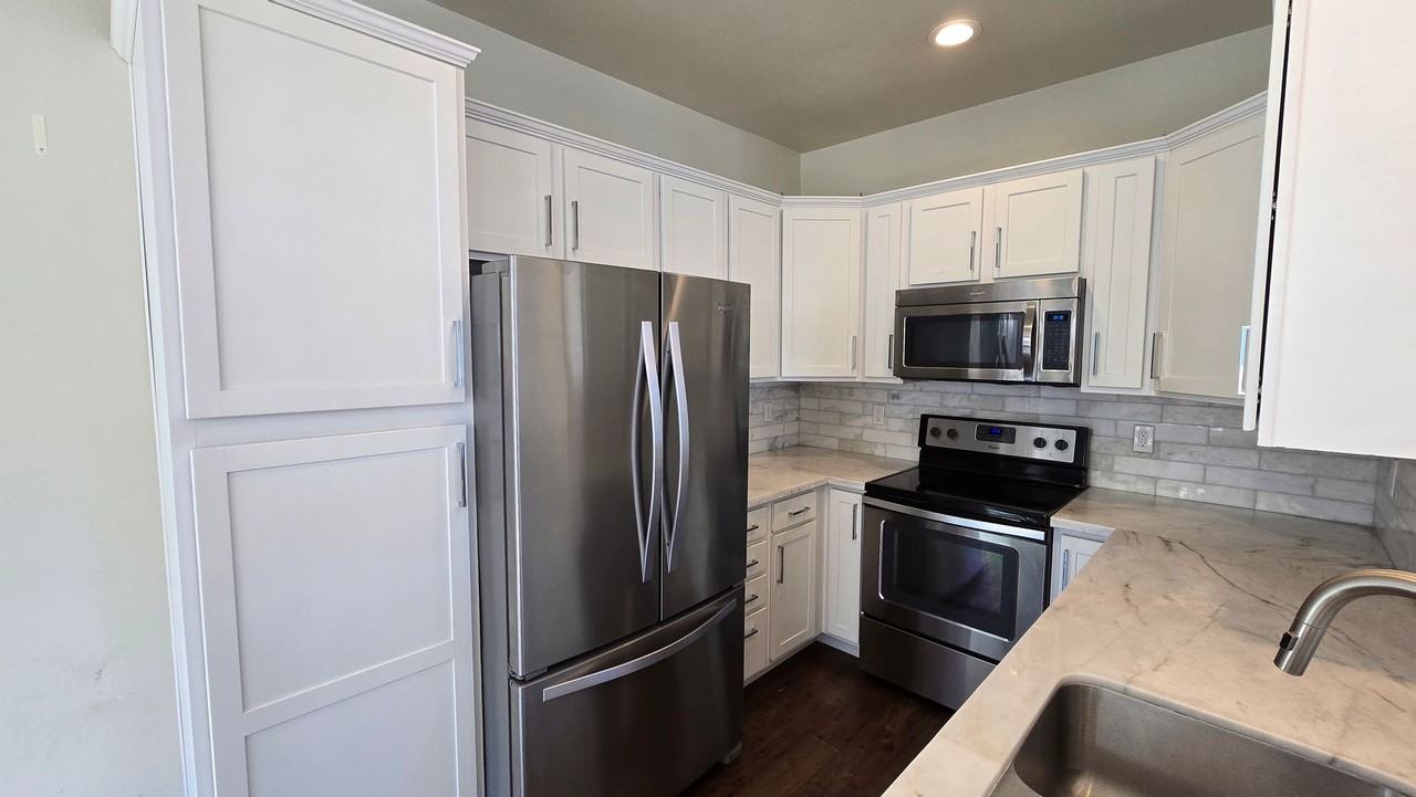 711 Roberts St - Photo 7 of 22