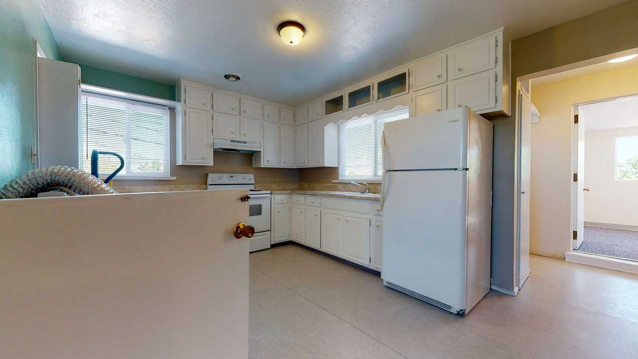 404 Prospect Ave Ne - Photo 2 of 19