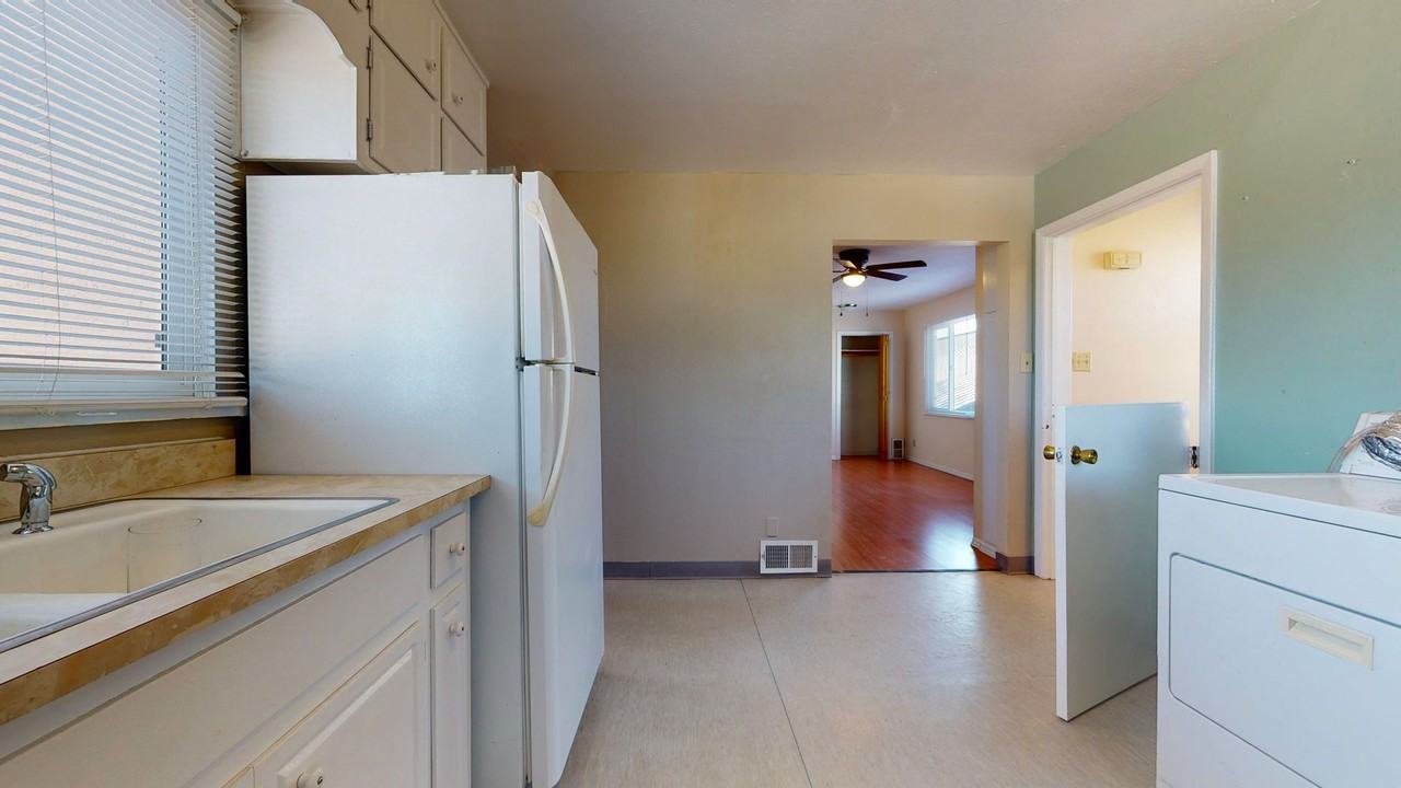 404 Prospect Ave Ne - Photo 5 of 19