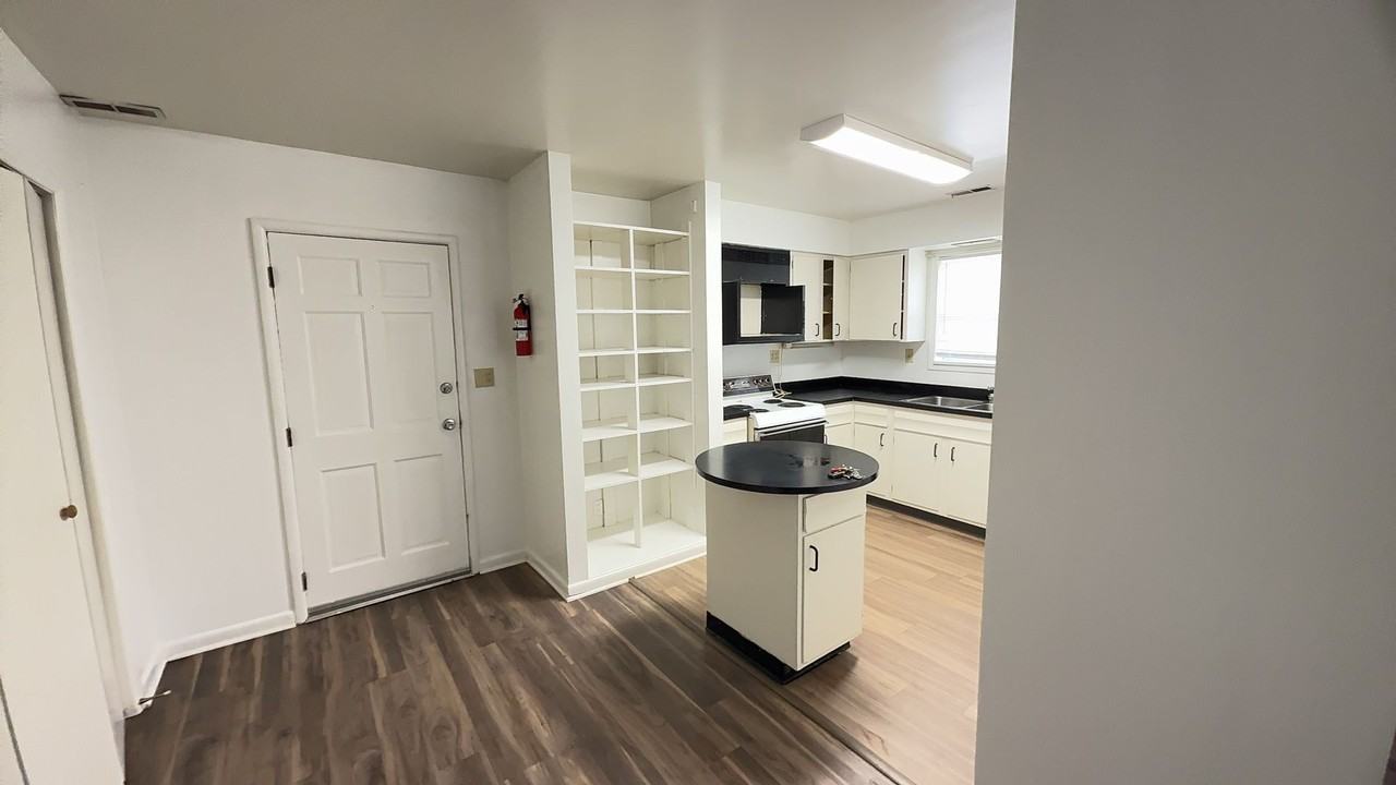 409 N Clark St - Photo 3 of 14