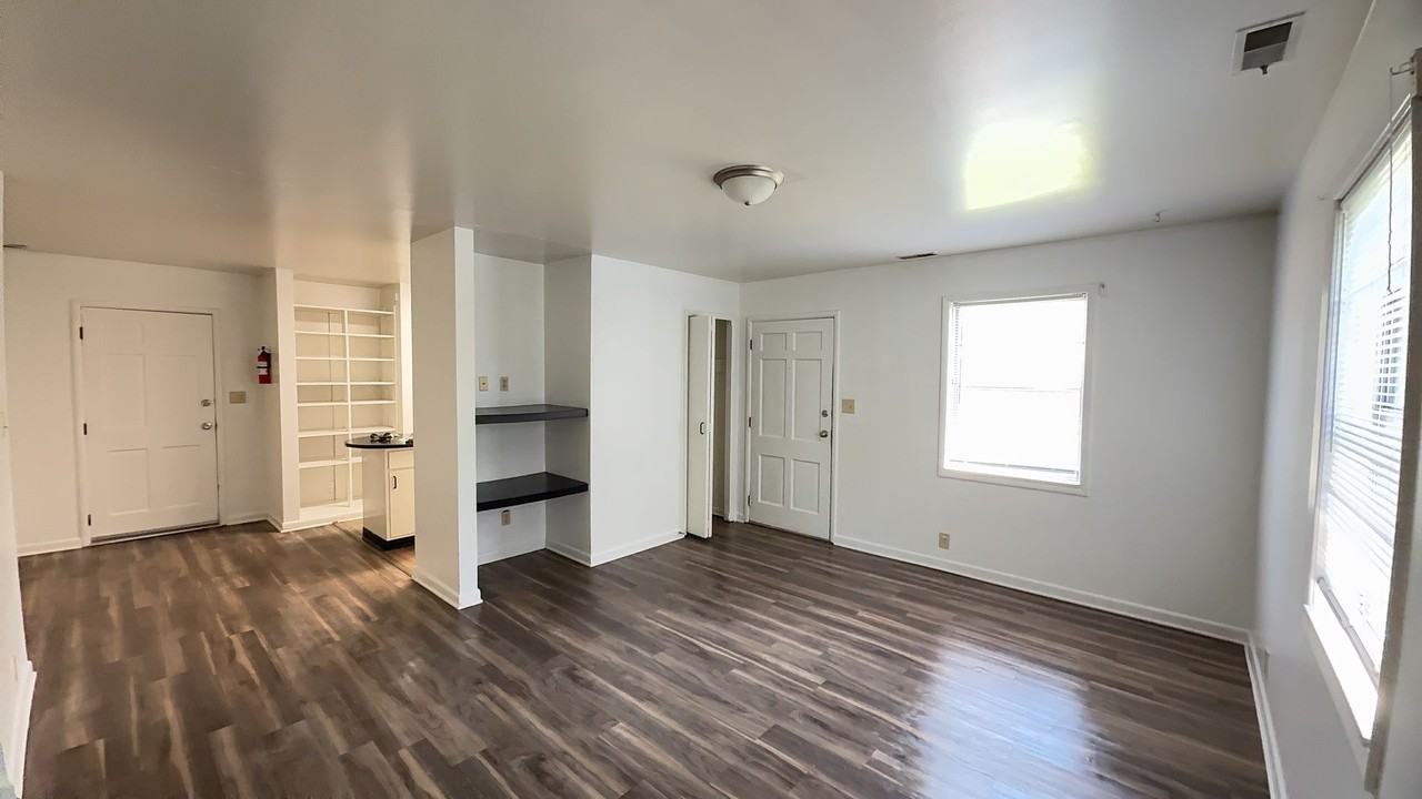409 N Clark St - Photo 5 of 14