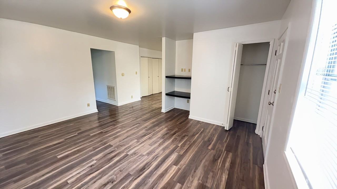 409 N Clark St - Photo 6 of 14
