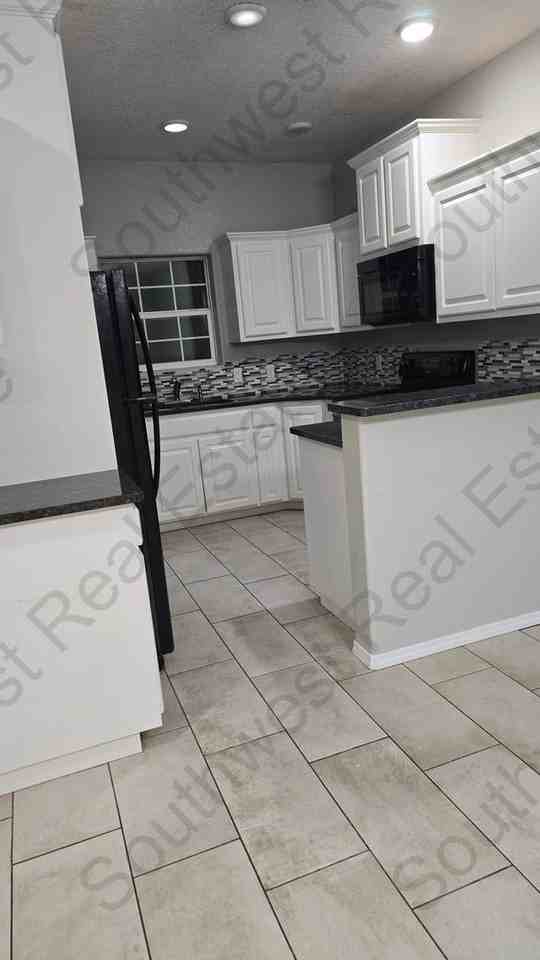 3821 Lockhaven Dr - Photo 2 of 12