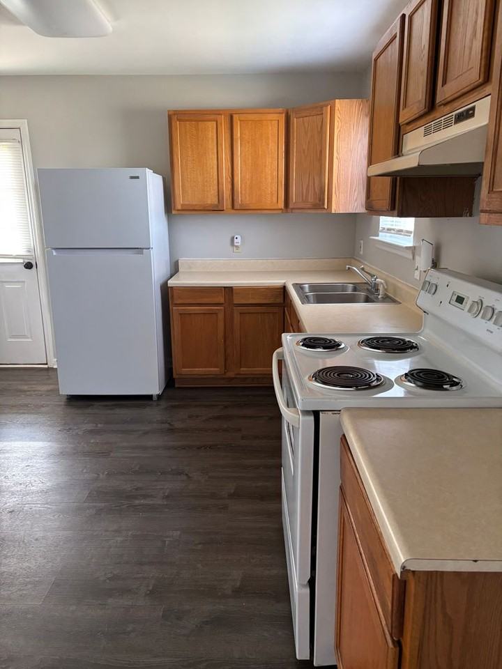 909 Modena Rd - Photo 2 of 7