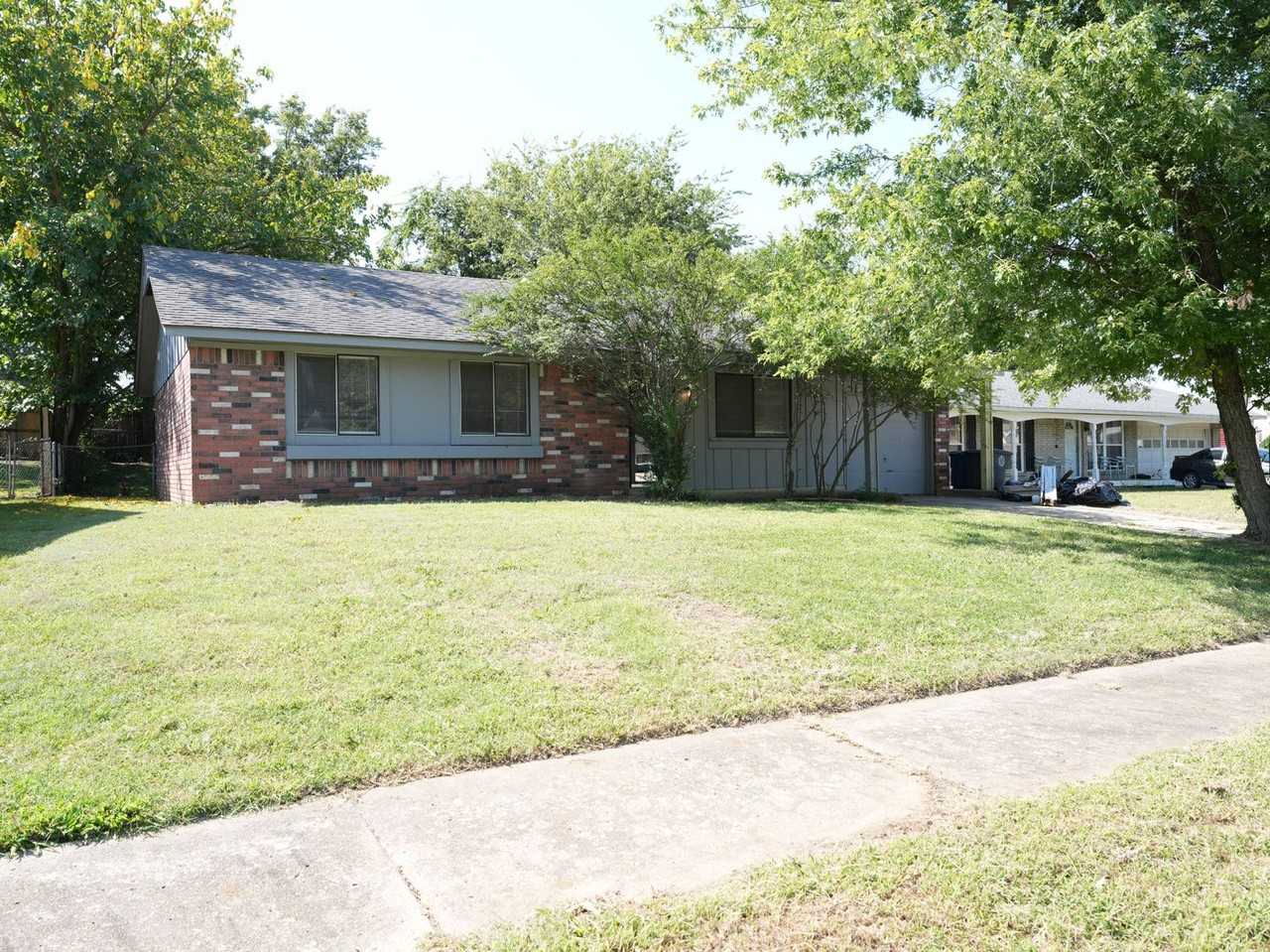 13106 E 30th St - Photo 2 of 25