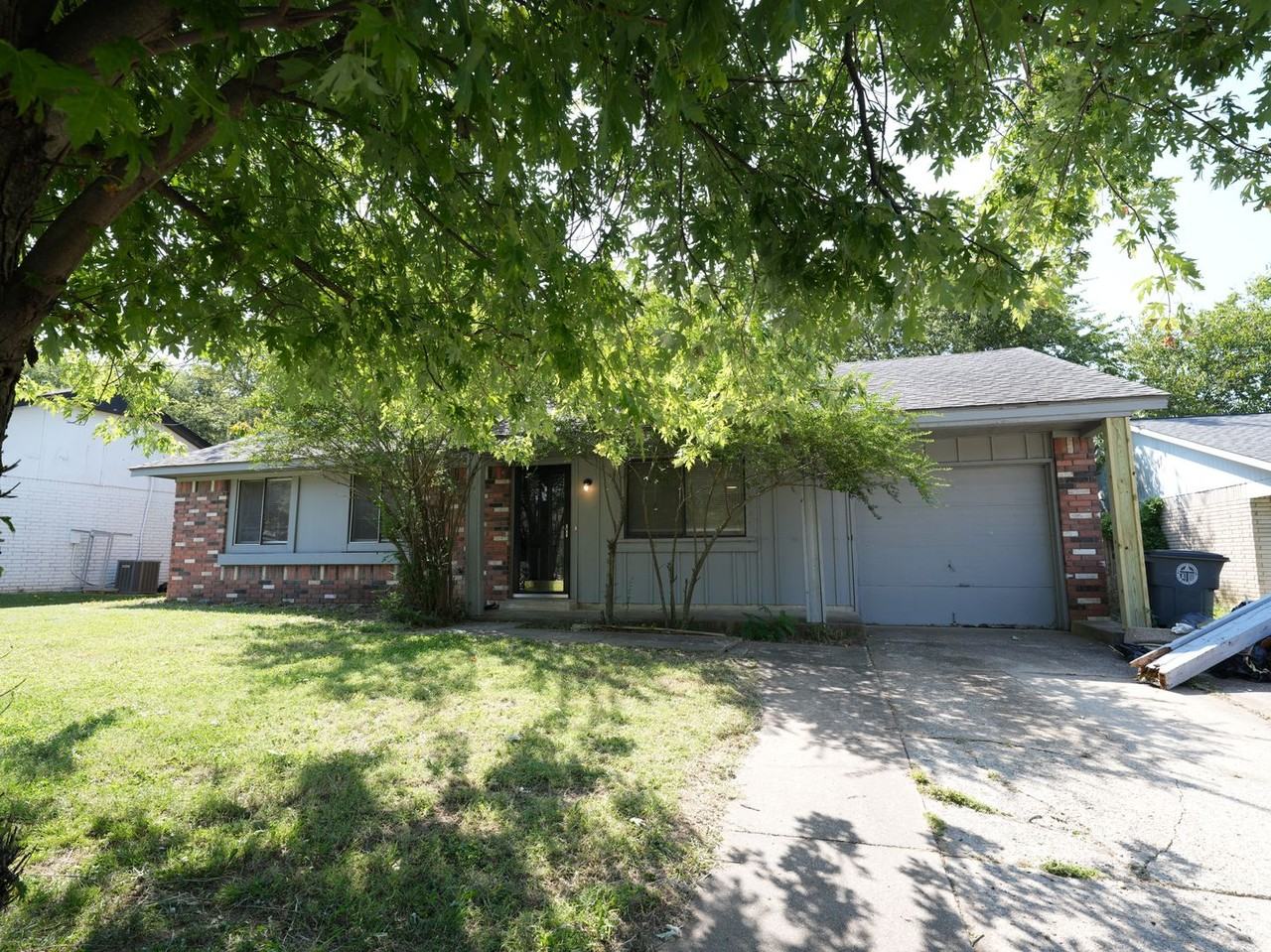 13106 E 30th St - Photo 3 of 25