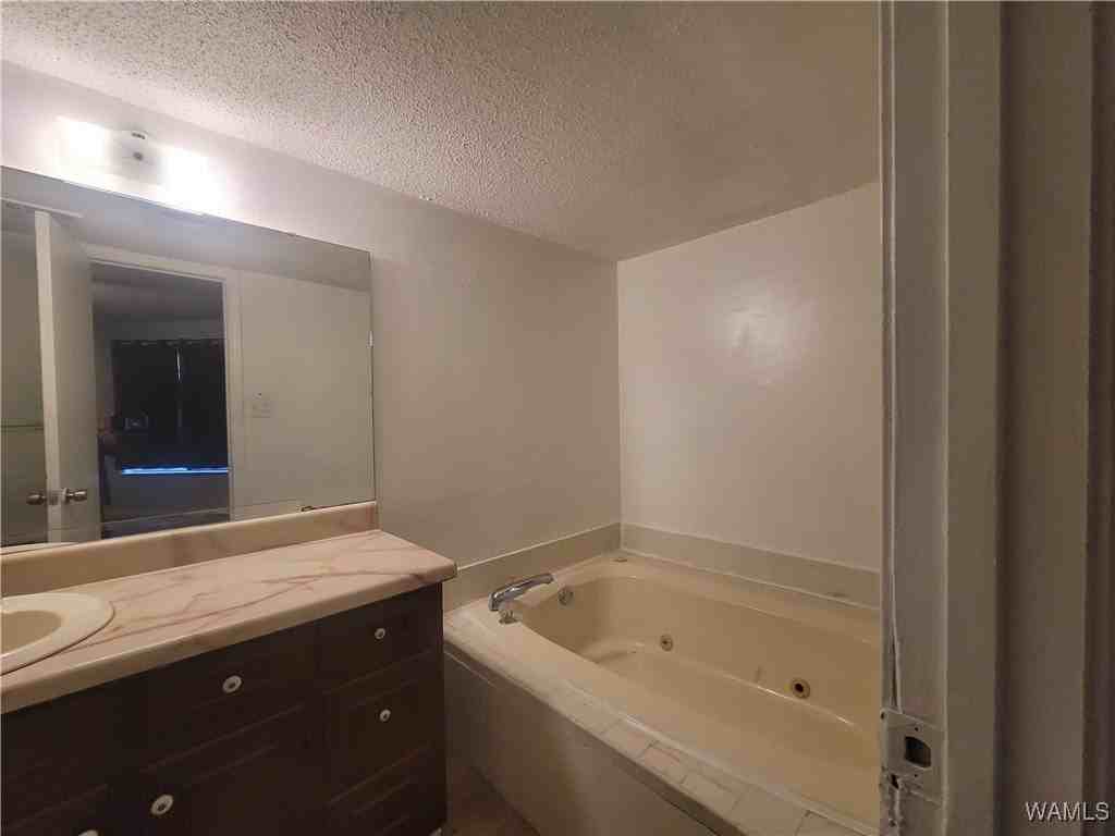 3838 Sheffield Ct Apt 13 #13 - Photo 6 of 10