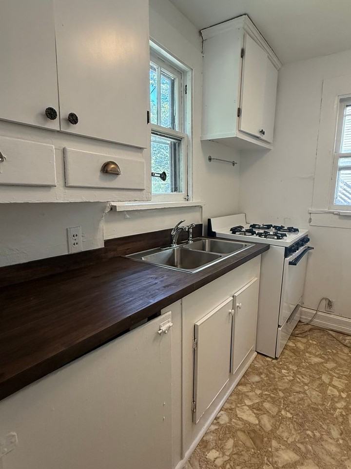 723 E 11th St - Photo 3 of 12