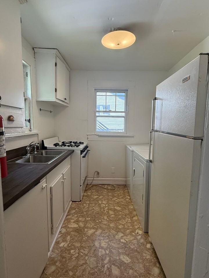 723 E 11th St - Photo 4 of 12
