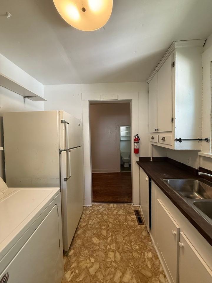 723 E 11th St - Photo 5 of 12