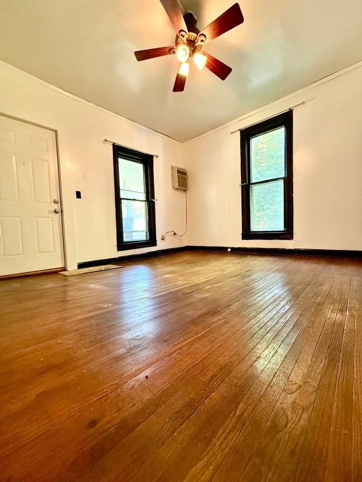 723 E 11th St - Photo 7 of 12