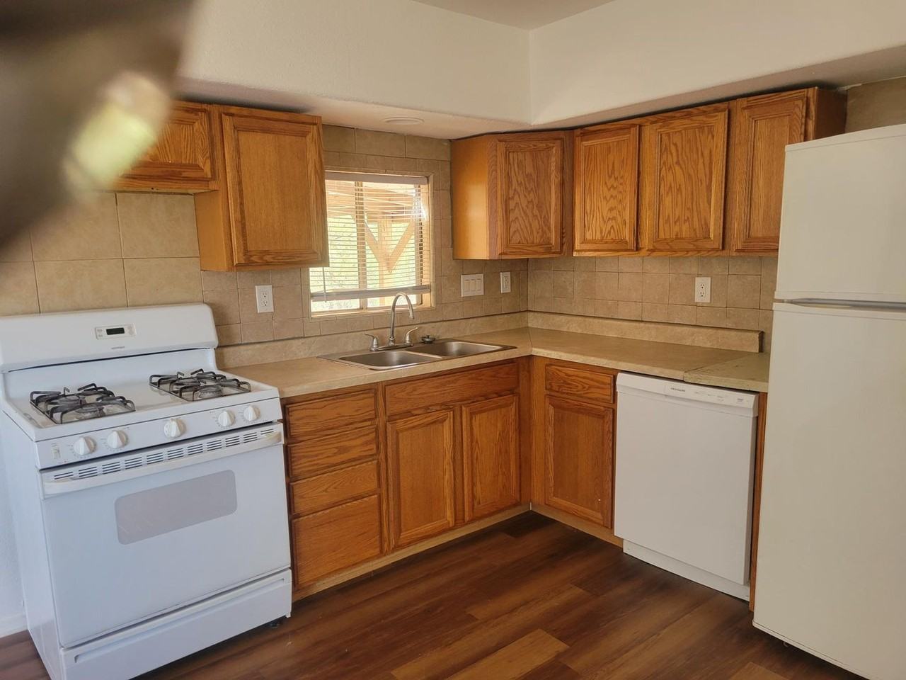 6480 N Taylor Ln - Photo 2 of 9