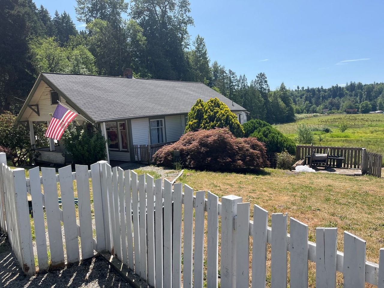 12821 Pioneer Way E - Photo 2 of 24