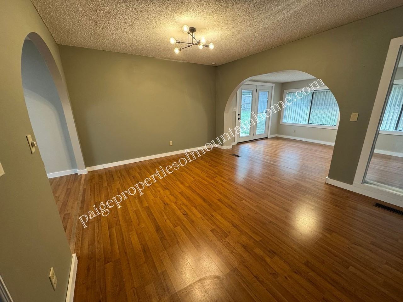 106 Parkview Cir - Photo 2 of 27