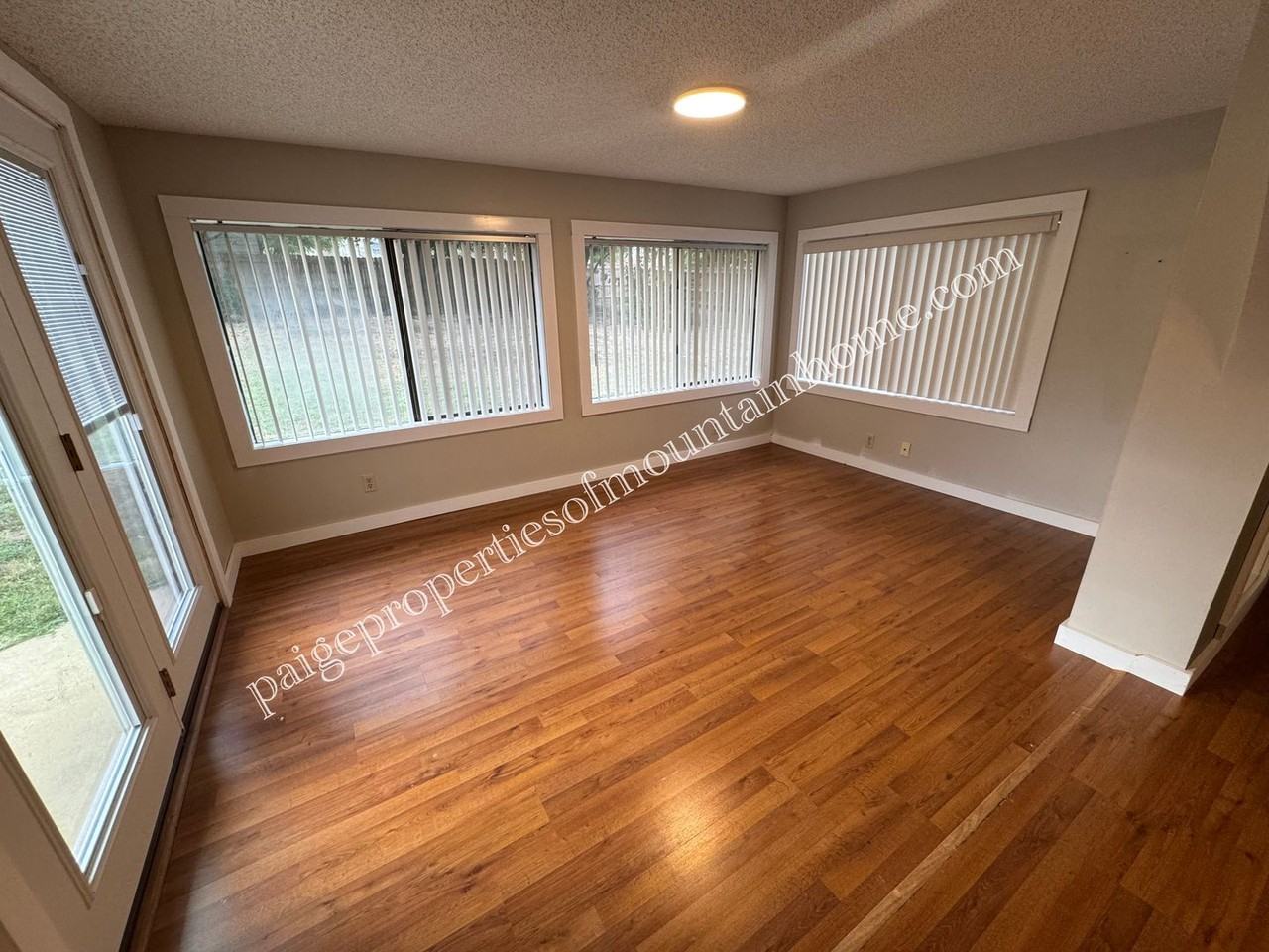 106 Parkview Cir - Photo 3 of 27