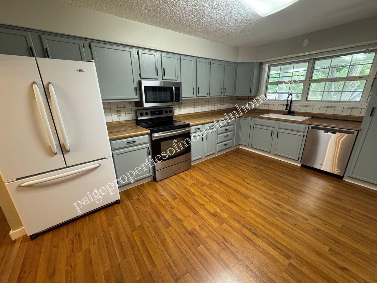 106 Parkview Cir - Photo 4 of 27