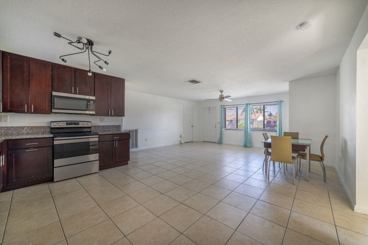 312 Nw 18th Ct - Photo 2 of 4