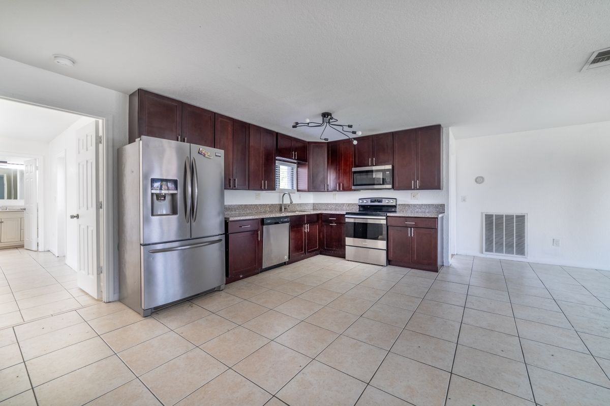 312 Nw 18th Ct - Photo 3 of 4