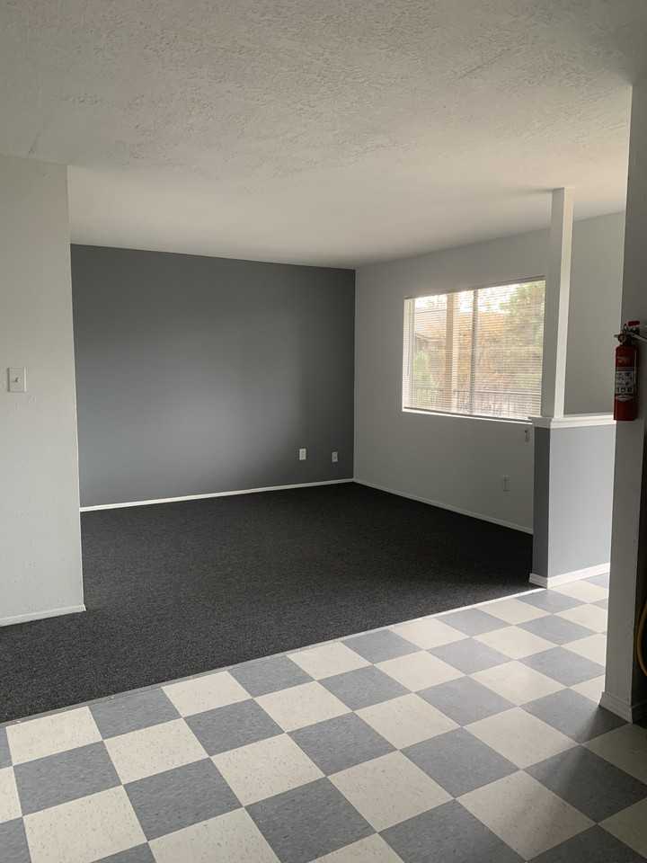 4901 San Mateo Ln Ne #8 - Photo 3 of 9