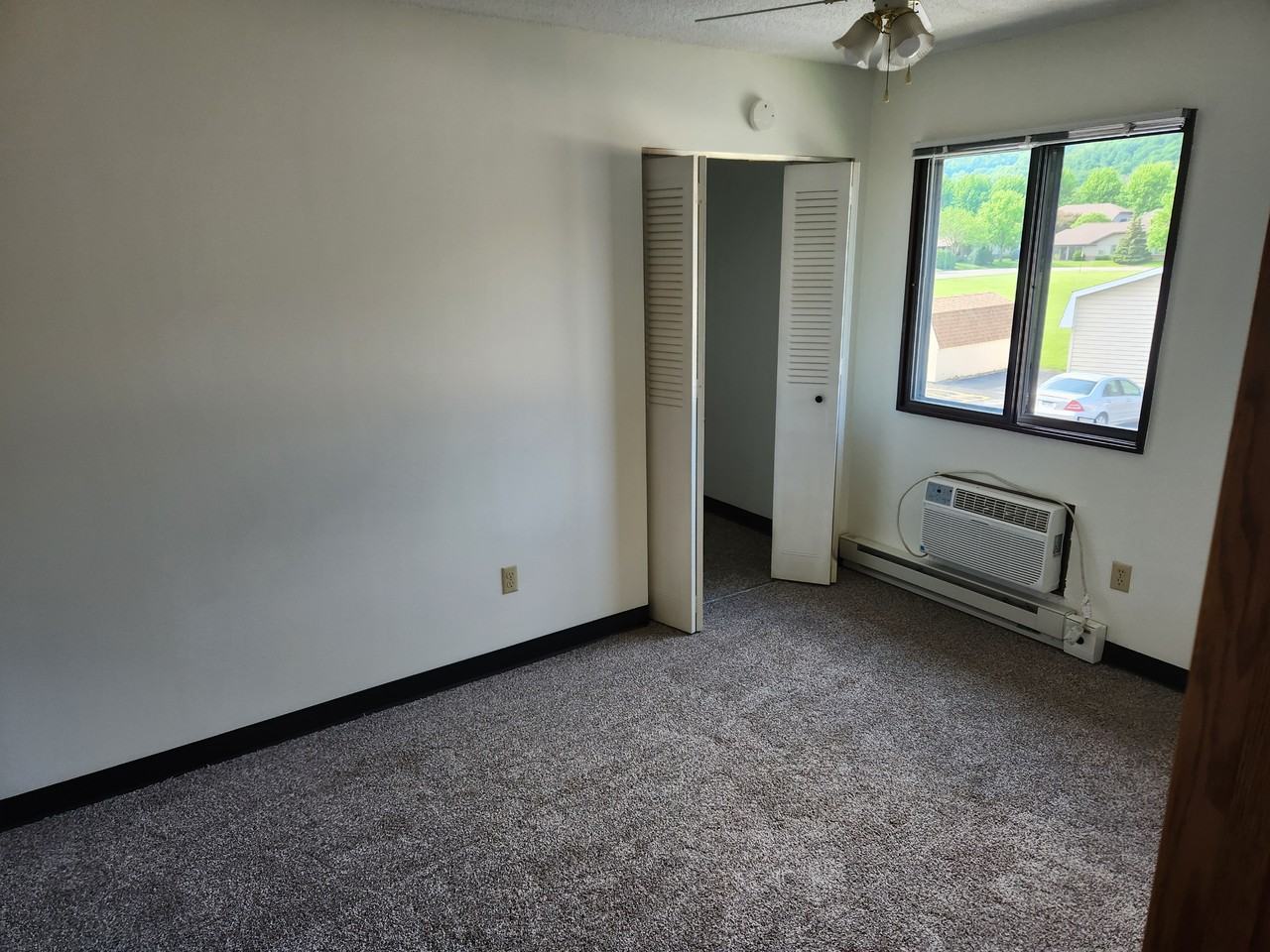 801 W Sarnia St #10 - Photo 2 of 5