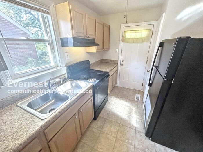 1512 Gunn St - Photo 3 of 20
