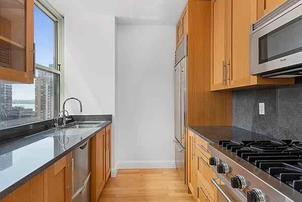 Greenwich St #1504 - Photo 3 of 5