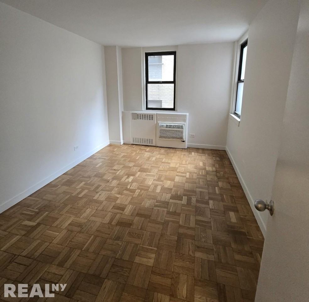 E 79th St #7A - Photo 3 of 7