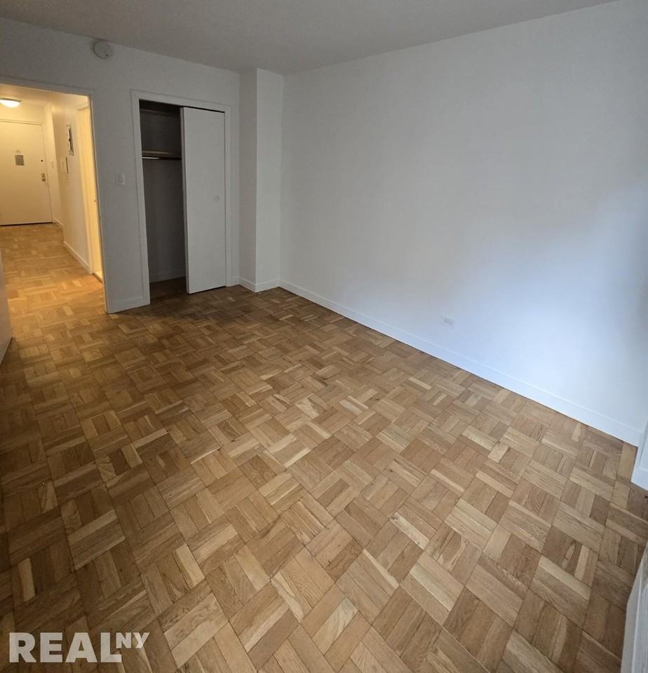 E 79th St #7A - Photo 4 of 7