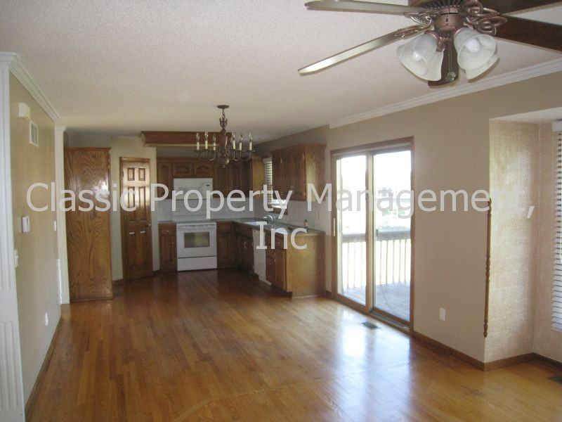 579 Hawthorne Dr - Photo 2 of 11