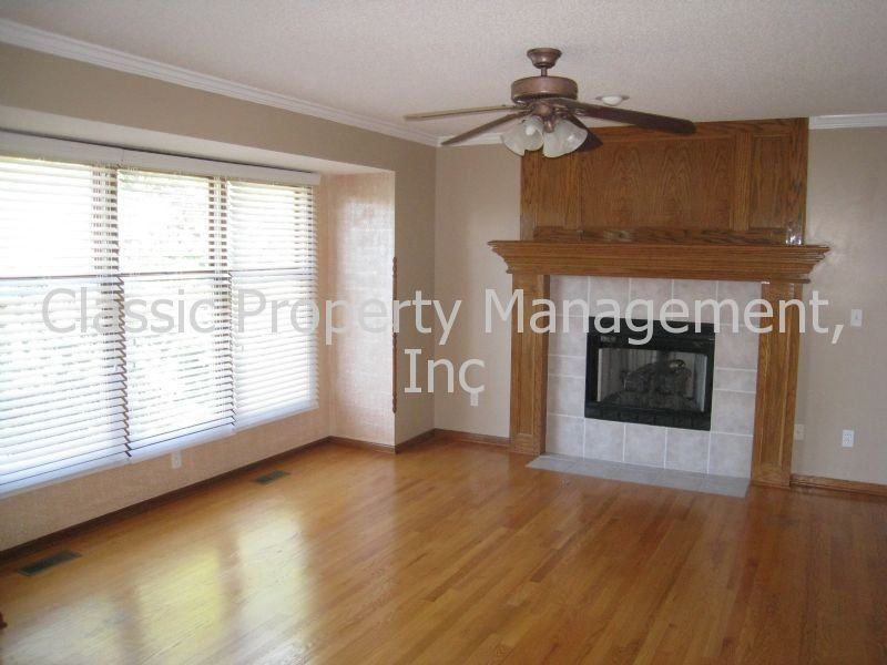 579 Hawthorne Dr - Photo 3 of 11