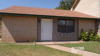 1118 Nw 52nd Cir - Photo 1 of 1