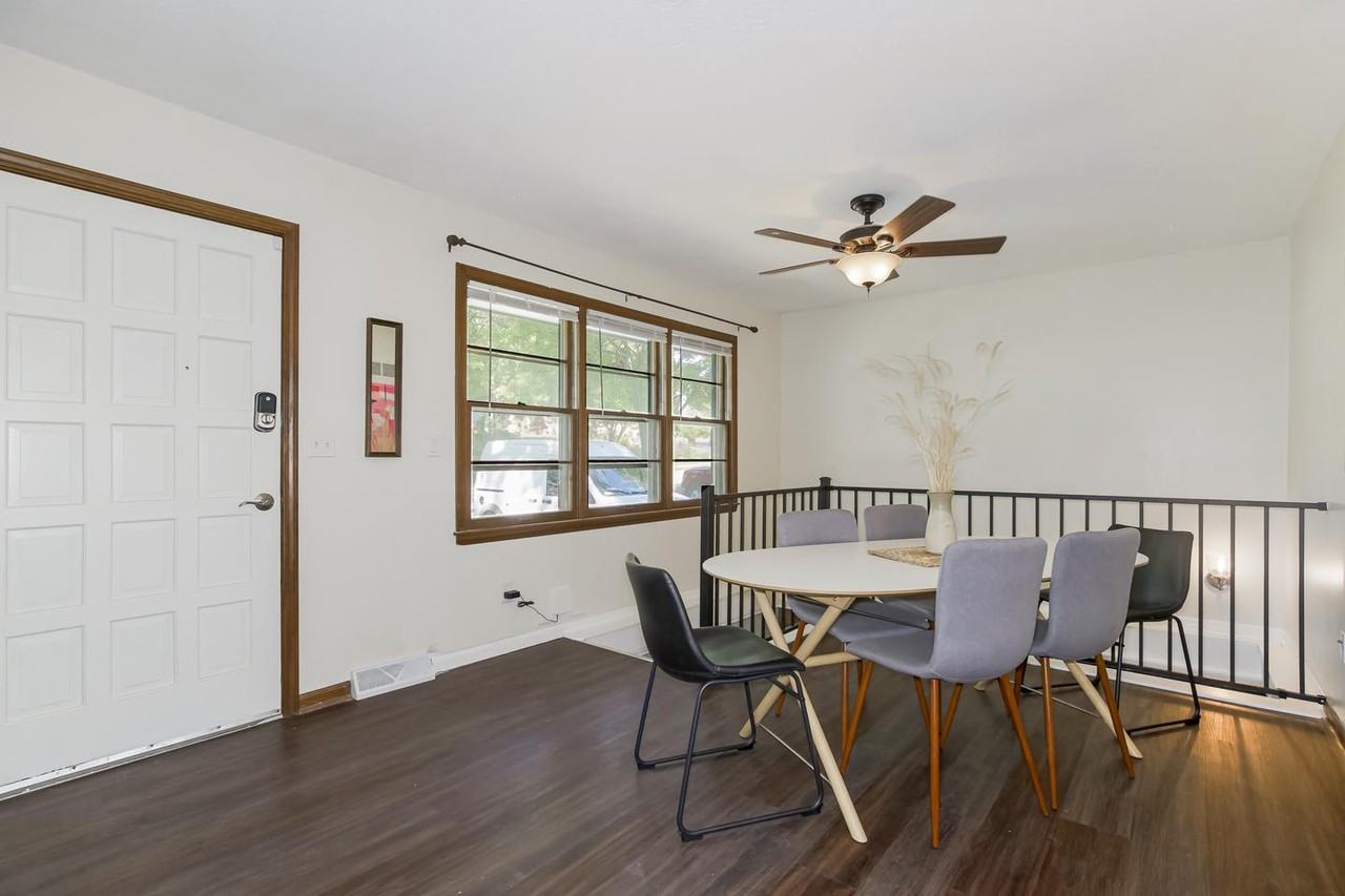 Modern Blue Springs gem with a stylish chef’s kitchen - Photo 4 of 15