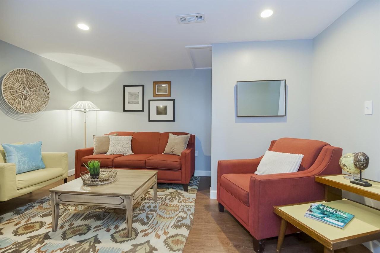 Modern Blue Springs gem with a stylish chef’s kitchen - Photo 2 of 15