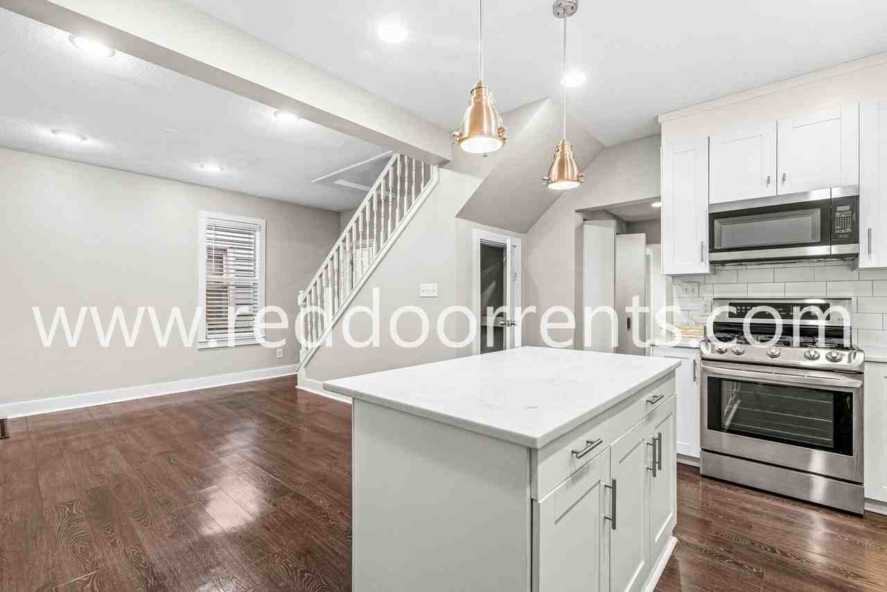 2028 Hoyt Ave - Photo 4 of 33