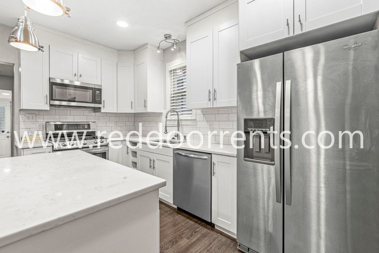 2028 Hoyt Ave - Photo 5 of 33