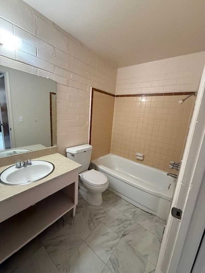 Royal Palms Apartments - Photo 7 of 10