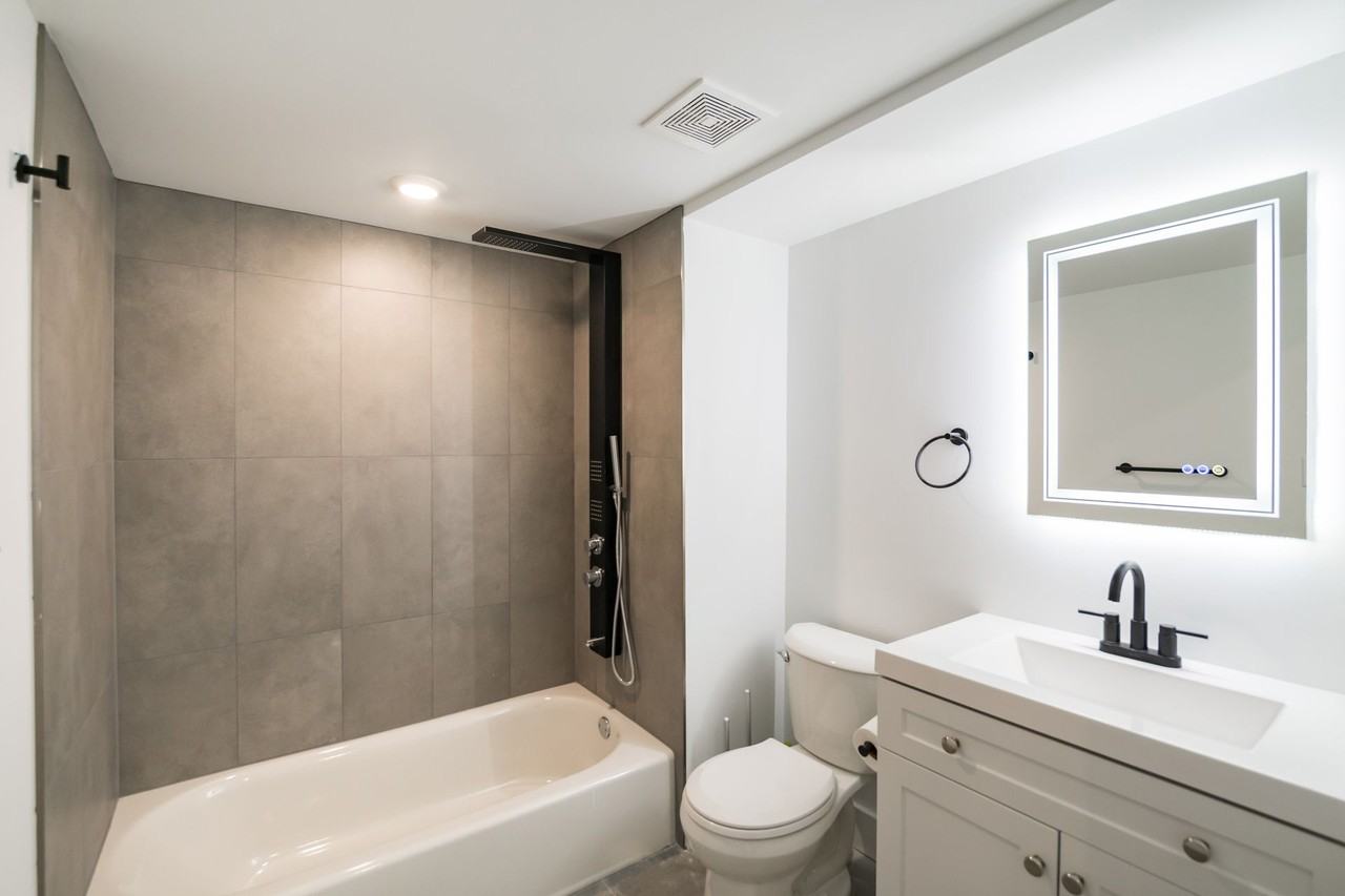 A New Frequency of Refined City Living - Photo 3 of 12