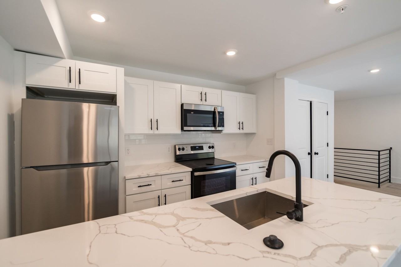 A New Frequency of Refined City Living - Photo 4 of 12