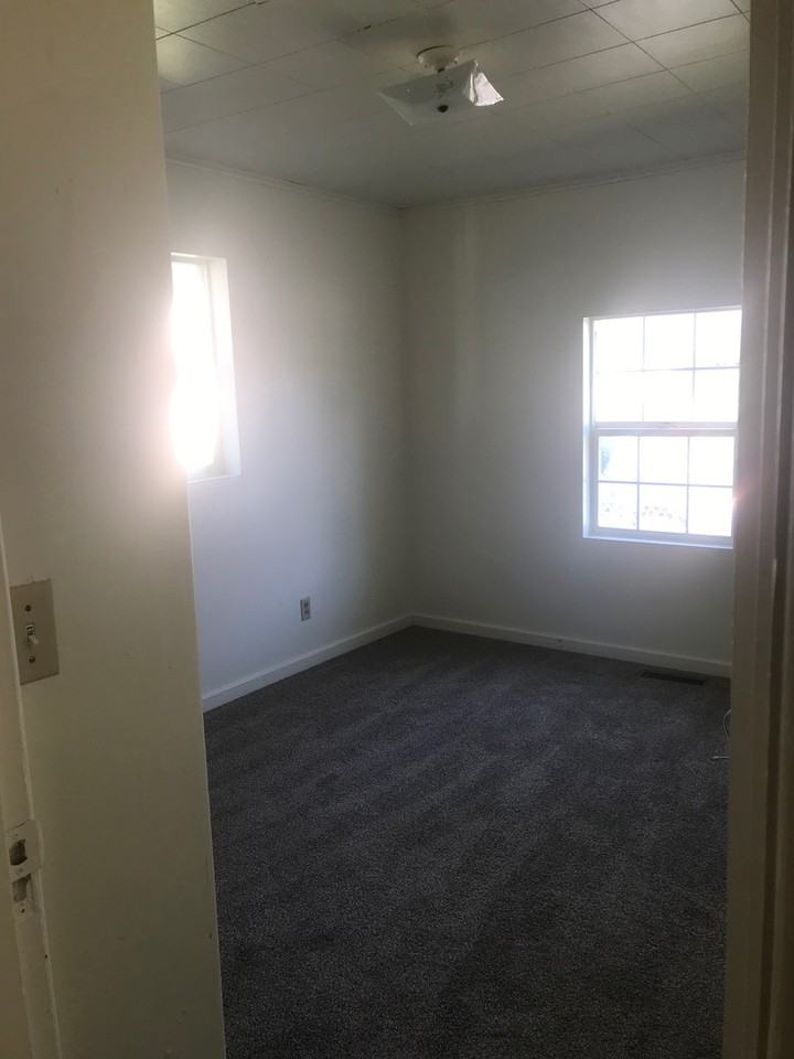 1121 California Ave - Photo 3 of 7