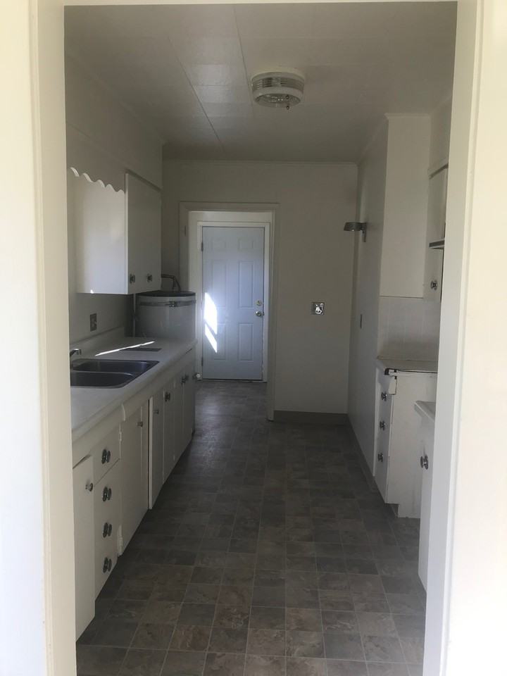 1121 California Ave - Photo 5 of 7