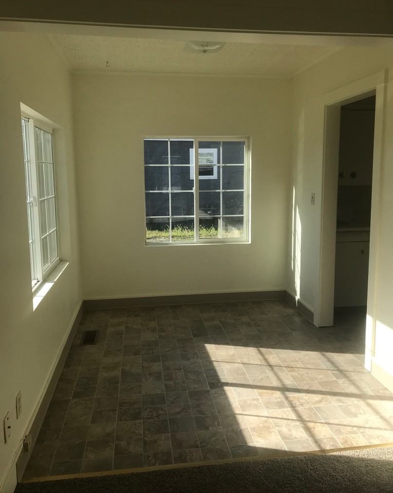 1121 California Ave - Photo 6 of 7