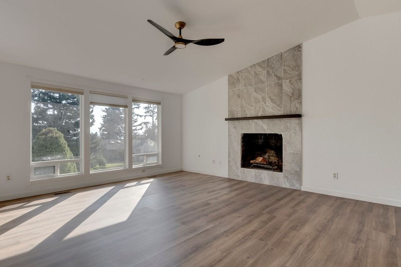 1293 Crescent Dr - Photo 3 of 33