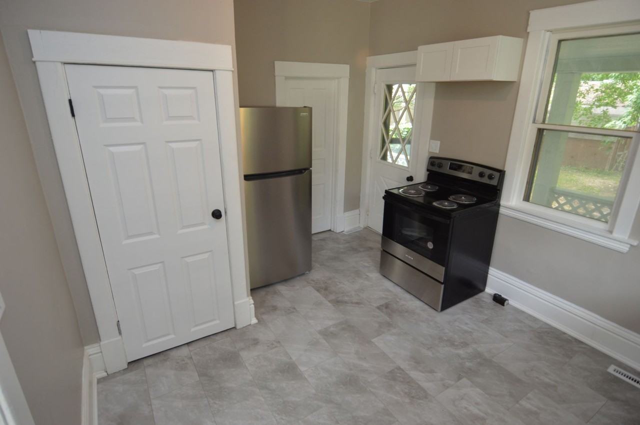 611 Walsh St - Photo 3 of 13