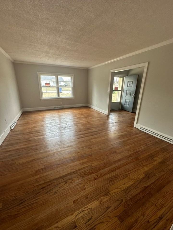 422 Darby Ave - Photo 3 of 9