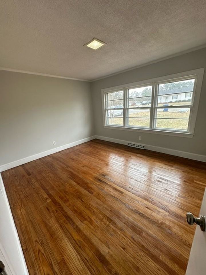 422 Darby Ave - Photo 5 of 9