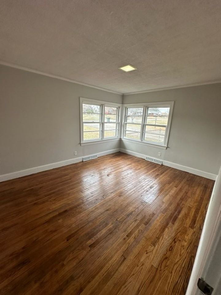 422 Darby Ave - Photo 7 of 9