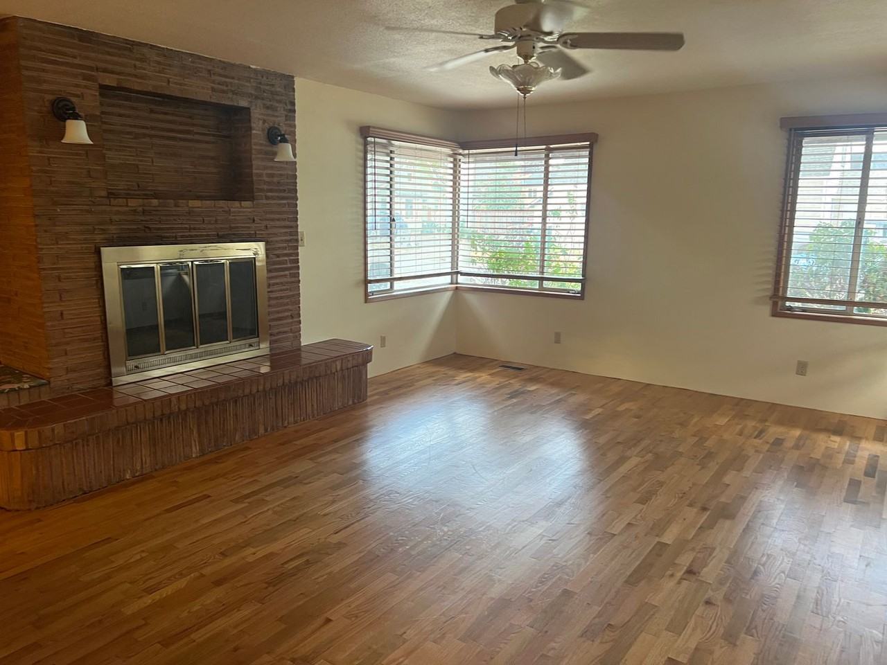 501 N Oak St - Photo 3 of 12