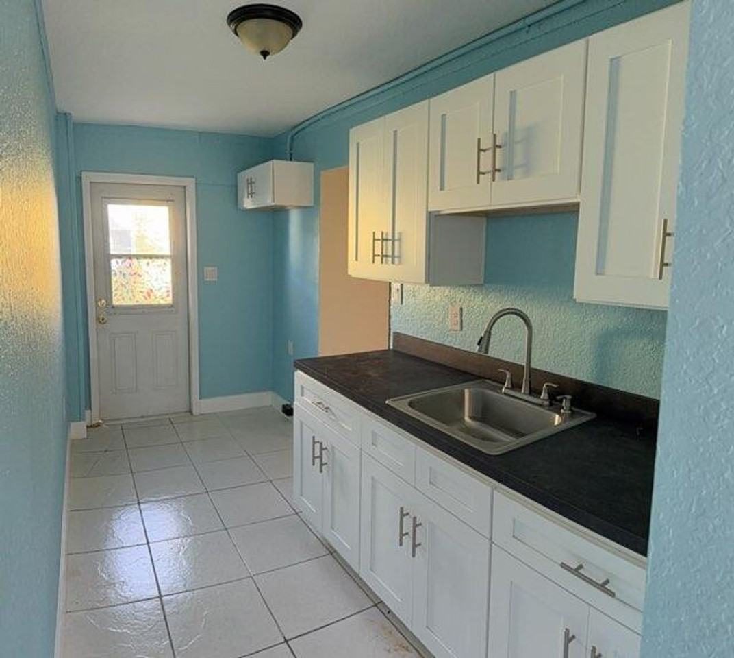 331 72nd Ave - Photo 2 of 9