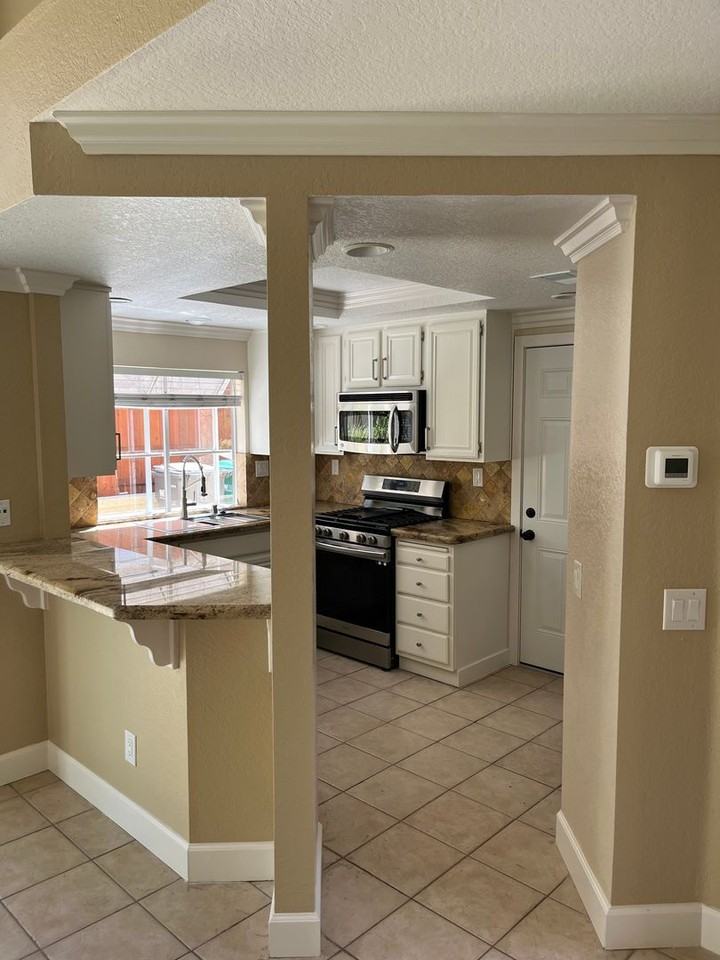 1212 Woodview Dr - Photo 3 of 16