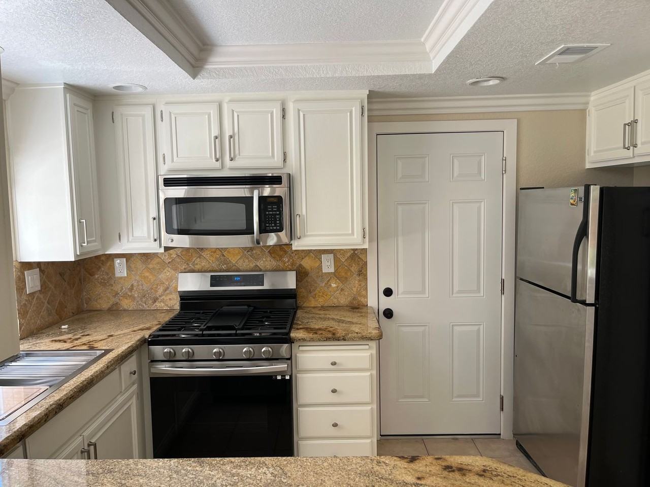 1212 Woodview Dr - Photo 4 of 16